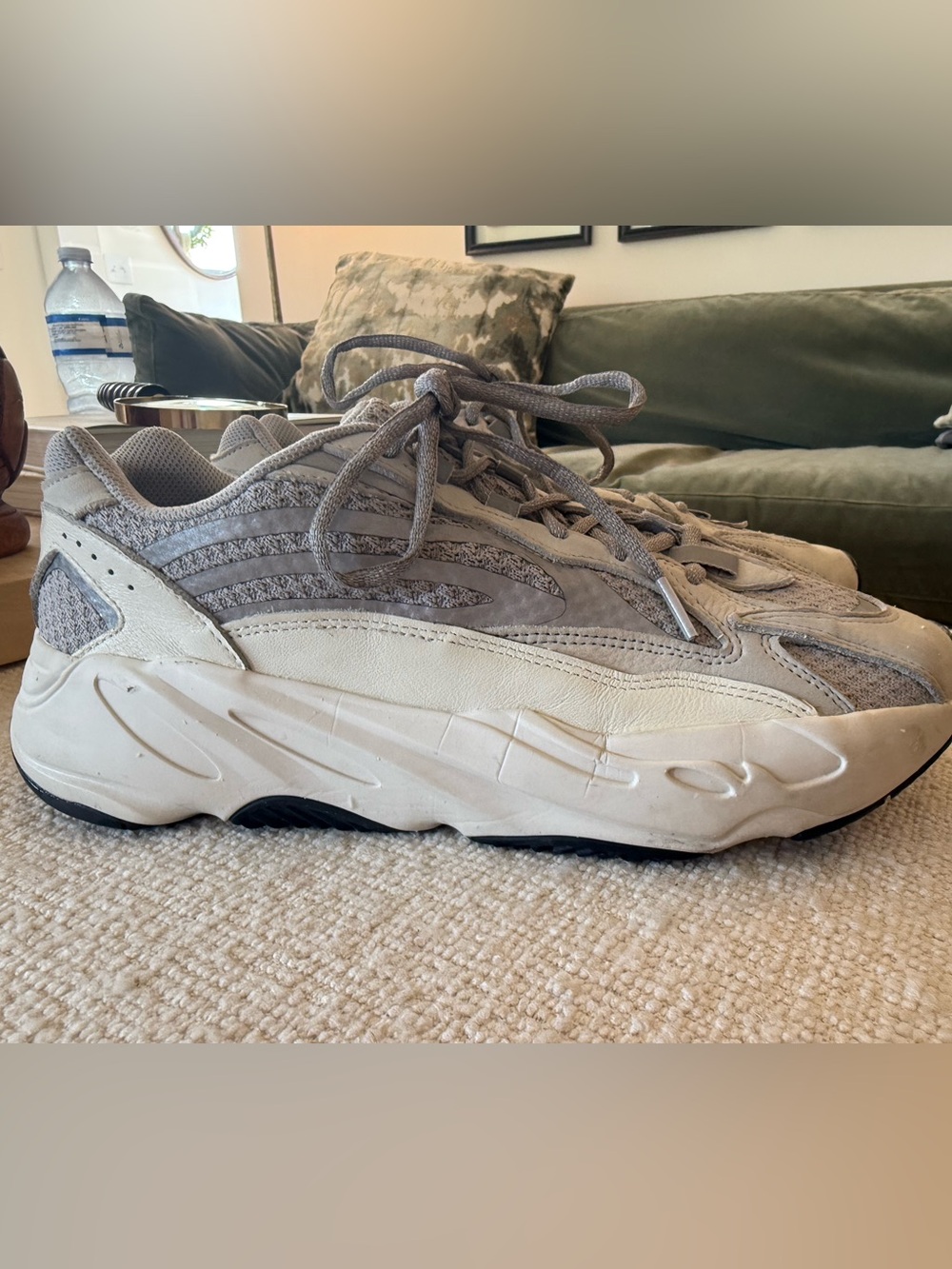EUC Yeezy 700 V2 static , size 11